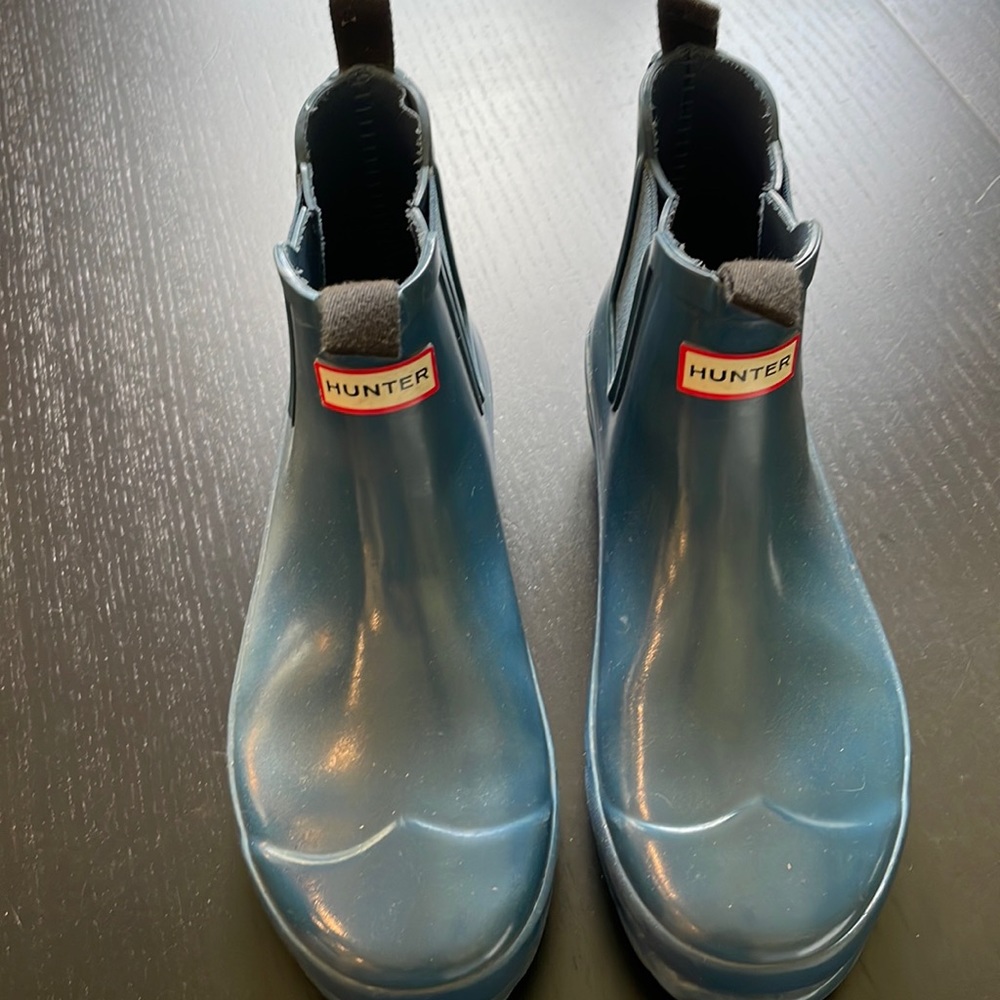 Blue Hunter ankle rain boots size 5 girl, 4 boy— more like 2-3